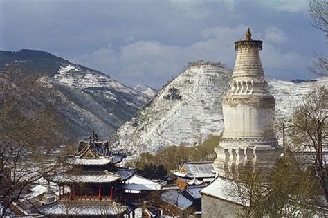 Le Mont Wutai : Une Odyssée Spirituelle dans les Nuages !